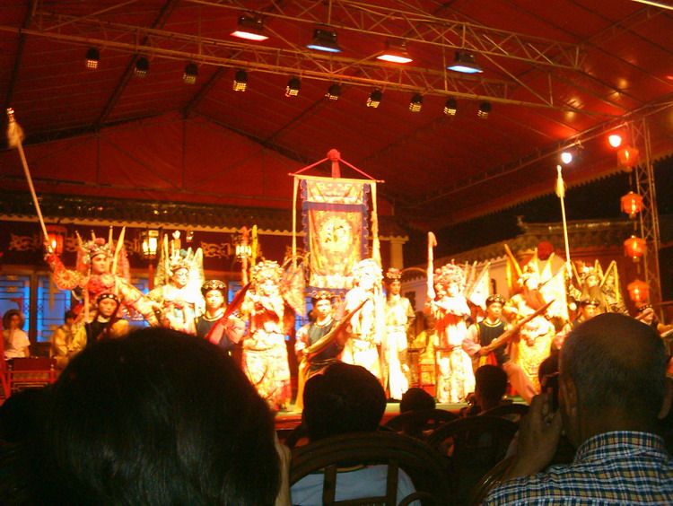 la tuna compostelana en plena murga.jpg